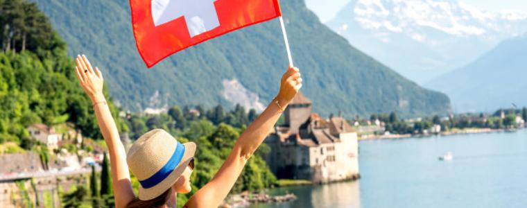 Приказно селце в Швейцария плаща на заселници