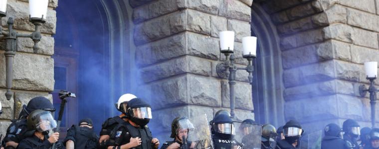 Сблъсъци, обгазени и задържани пред парламента