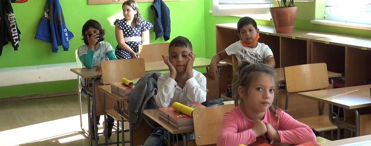 Шест първокласници прекрачиха прага на училището  в с. Смолница (ВИДЕО)