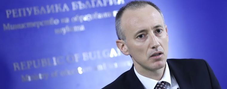 Минималната заплата на учителите става 1260 лева следващата година