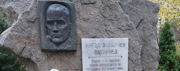 С венци и цветя пред мемориала на Ангел Захариев Каварна отбелязва Деня на народните будители