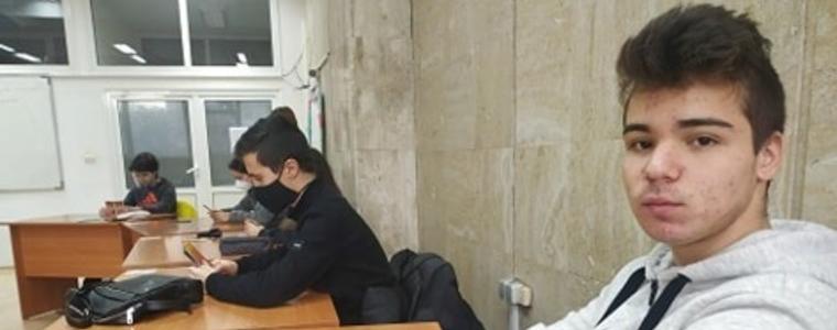 Гимназисти се учат как да се справят с кризите