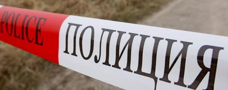 Мъж и жена се разминаха с леки наранявания след преобръщане на колата им между две добрички села