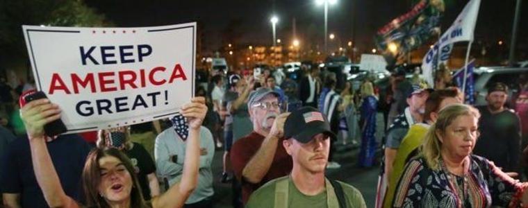 Тръмписти нарамиха пушки пред изборната комисия в Аризона, Байдън е на крачка от победа