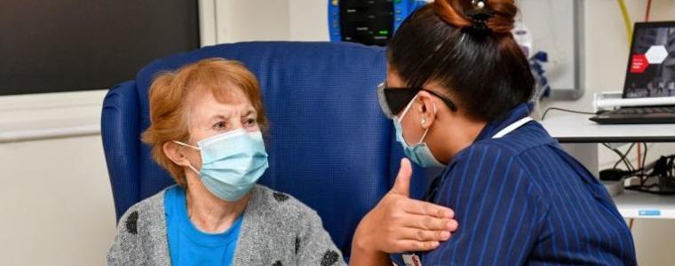 90-годишна британка е първата ваксинирана с Pfizer в света  