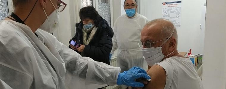 Д-р Искрен Димитров първи се ваксинира срещу covid-19 в Добрич (ВИДЕО)