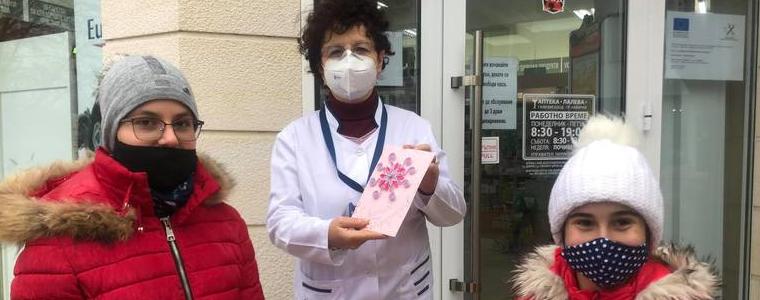 Децата от Общинския комплекс в Каварна изработиха и дариха Рождественски картички на медици и фармацевти