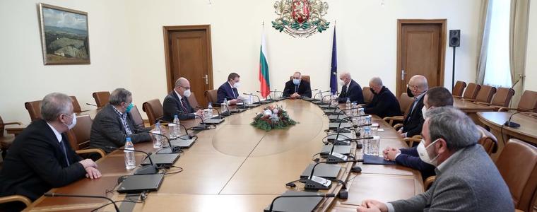 Докладваха на Борисов: Противоепидемичните мерки дават резултат и вече няма области в червената зона