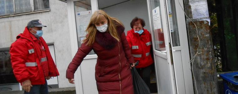 Два дни доброволци от ГЕРБ – Добрич помагаха на БЧК и раздаваха храна на бедни хора