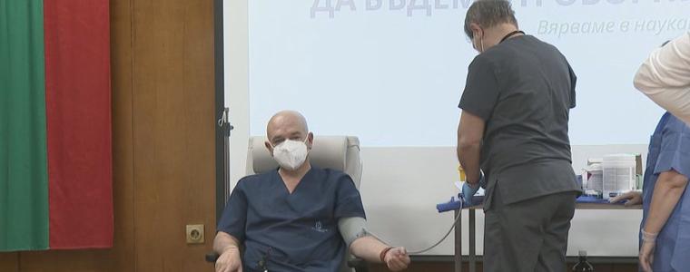 Ген. Мутафчийски след имунизацията: Ние се намираме във война, но нашето оръжие дойде!