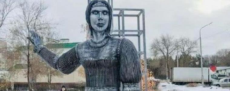 Грозен паметник си вдига цената, защото прилича на отиващата си година