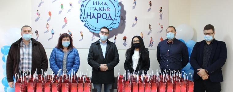 „Има такъв народ“ зарадва с подаръци децата от бившия дом „Дъга“ (ВИДЕО)