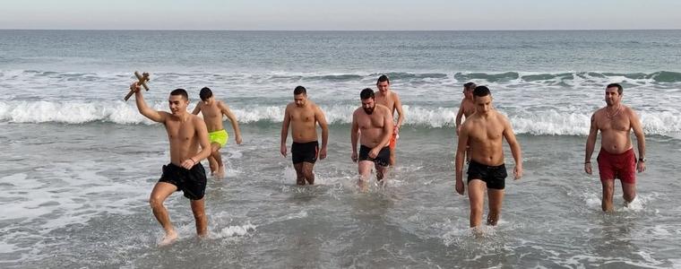 18-годишният Георги Петров извади кръста от морето край Шабла (ВИДЕО)