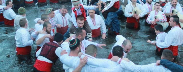 Десетки все пак се хванаха на Леденото хоро в Калофер