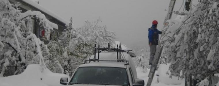 Екипи на електроразпределителното дружество и ВиК работят за отстраняване на авариите в областта