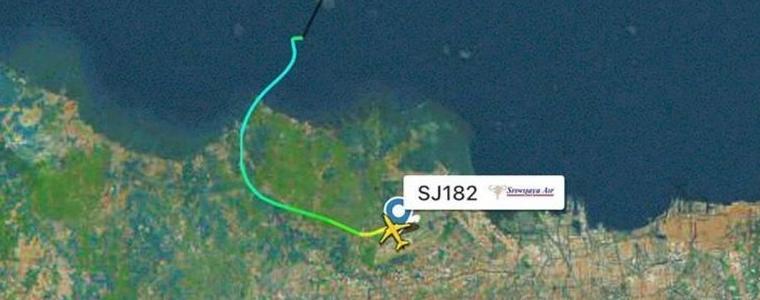 Индонезия откри къде е потъналият Боинг, засякоха сигнали от черната кутия