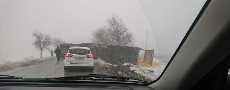 Катастрофа между зърновоз и микробус блокира пътя Добрич - Балчик