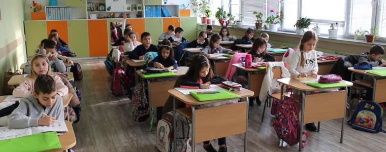 Над 300 ученици отново са в класните стаи в СУ „Св. св. Кирил и Методий“, две деца ще учат у дома (ВИДЕО)