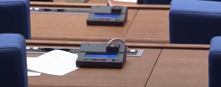 Парламентът създаде спецпрокурор, разследващ главния, след вял дебат