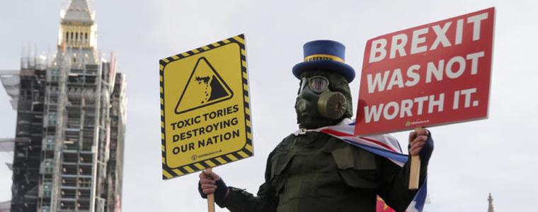 Разделена Великобритания се сбогува с ЕС и скача в неизвестното