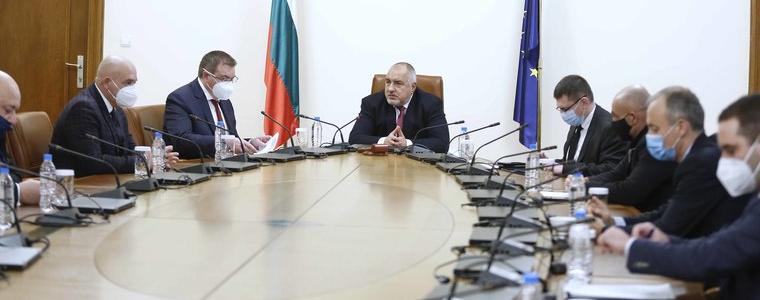 Разрешават се само практически присъствени дейности на учениците от 5 до 12 клас, които не могат да се проведат в електронна среда 