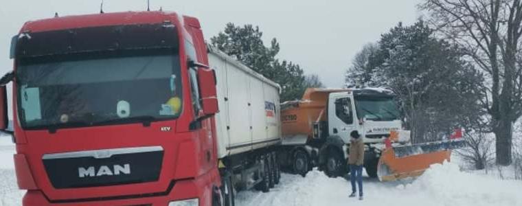  Закъсали превозни средства временно блокираха пътя на изхода на Добрич за Генерал Тошево