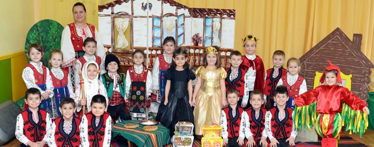 Децата от ДГ №20 – актьори при създаване на филм по приказката „Златното момиче“ (СНИМКИ)