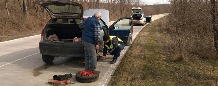 Полицаи от Ген. Тошево помогнаха на 89-годишен шофьор, закъсал на пътя, да се прибере