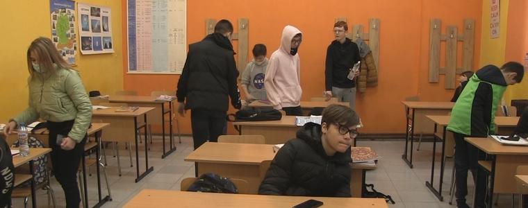 Ученици и учители във ФСГ „Васил Левски“ – щастливи да се завърнат в класните стаи (ВИДЕО)