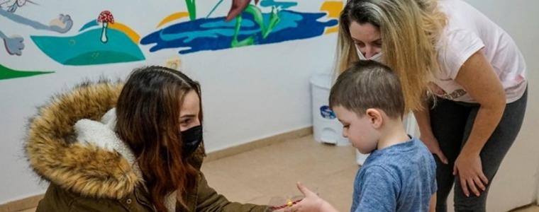 Ученици от аграрната гимназия подариха мартеници на децата  и лекарите в детското отделение на МБАЛ -Добрич