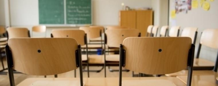 Учениците от 5, 10 и 11 клас се връщат в класните стаи за присъствено обучение