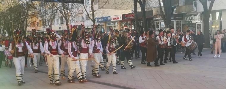 Кукерско шествие и прескачане на огън на Сирни Заговезни в Добрич