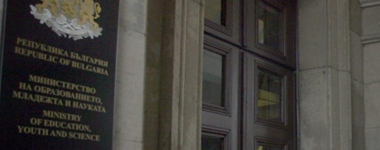 МОН: Местните щабове решават за затваряне на училищата