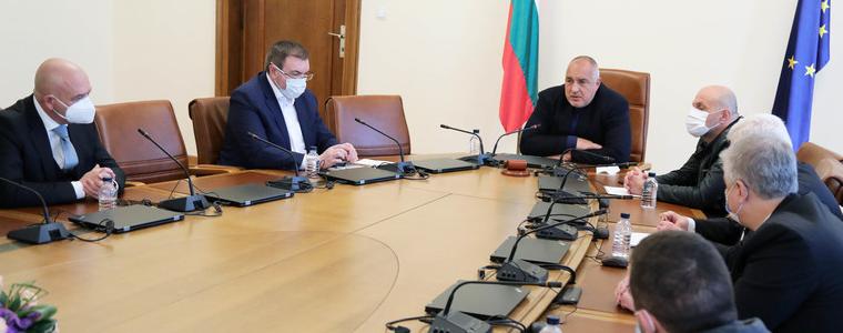 Премиерът: Осигурени са всички необходими лекарства и достатъчно количества ваксини