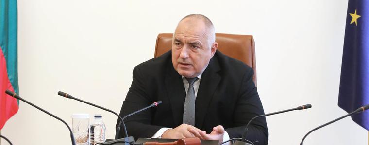 Премиерът разпореди временно спирането на имунизацията с ваксината на „Астра Зенека"