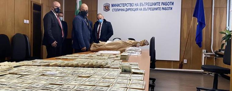 Разкриха печатница за фалшиви долари и евро във ВУЗ в София (ВИДЕО)