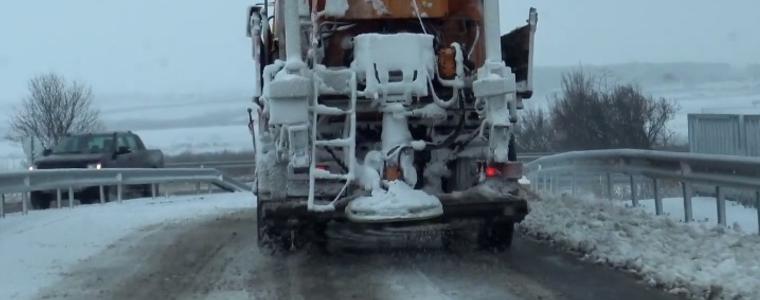 Снегопочистващата фирма в Добрич пусна машини да опесъчават