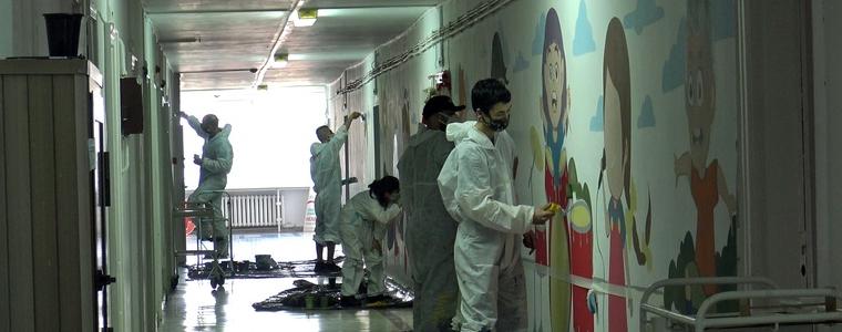 В цветно и красиво преобразиха детското отделение свободните артисти в Добрич (ВИДЕО)