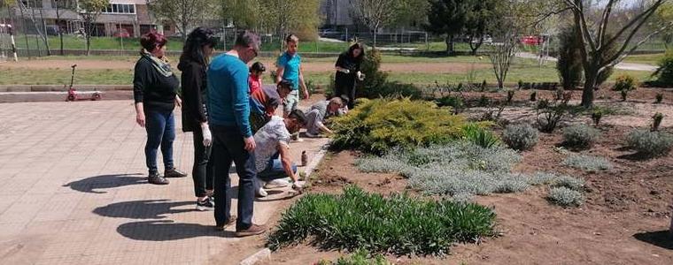Деца от социалните услуги в Добрич почистиха и озелениха дворни пространства   