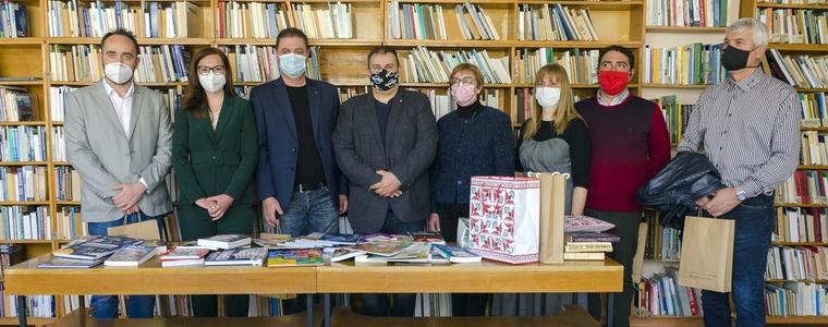 ИЗБОРИ 2021: Кандидатите от ГЕРБ–СДС дариха книги за децата на Добрич и призоваха гражданите да помогнат с книги на българските читалища (ВИДЕО)