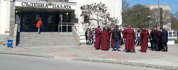 Магистратите от Добрички съдебен район излязоха на мълчаливо бдение (ВИДЕО)
