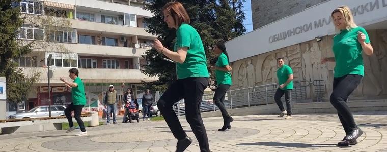Младежки център – Добрич отбеляза с флашмоб Международния ден на танца (ВИДЕО)