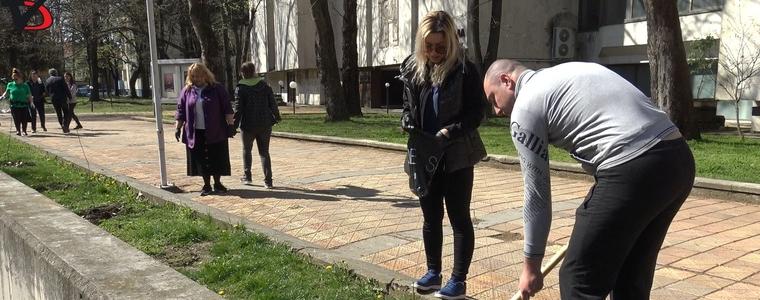 Нови дръвчета и храсти украсиха зелените площи на Добрич в Деня на Земята (ВИДЕО)