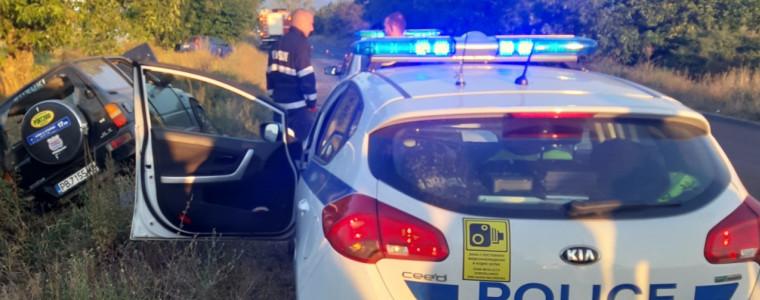 Паднала кола в дере затруднява трафика по пътя София-Варна