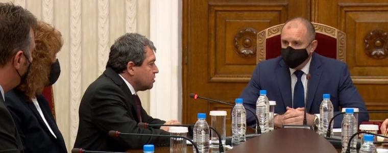 Радев връчва в сряда мандата за правителство на ИТН  