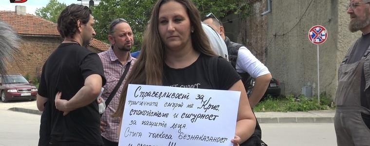 Добричлии излязоха на втори протест заради загиналия след катастрофа 3-годишен Крис (ВИДЕО)