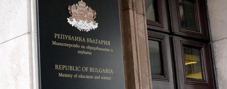 МОН: Изпитите след 10 клас за задължителни по закон