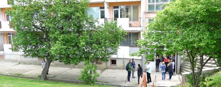 От месец се къпят и перат с канчета и кофи на „Калиакра“ бл.2, ВиК: подаваме достатъчно вода (ВИДЕО)