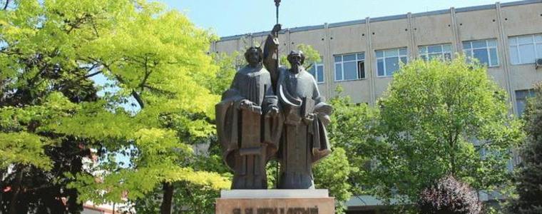 С поднасяне на цветя, награждаване на учители и ритуал за предаване на знамената Добрич ще отбележи 24 май
