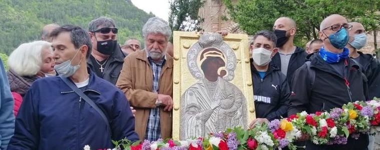Стотици на шествие с чудотворната икона от Бачковския манастир